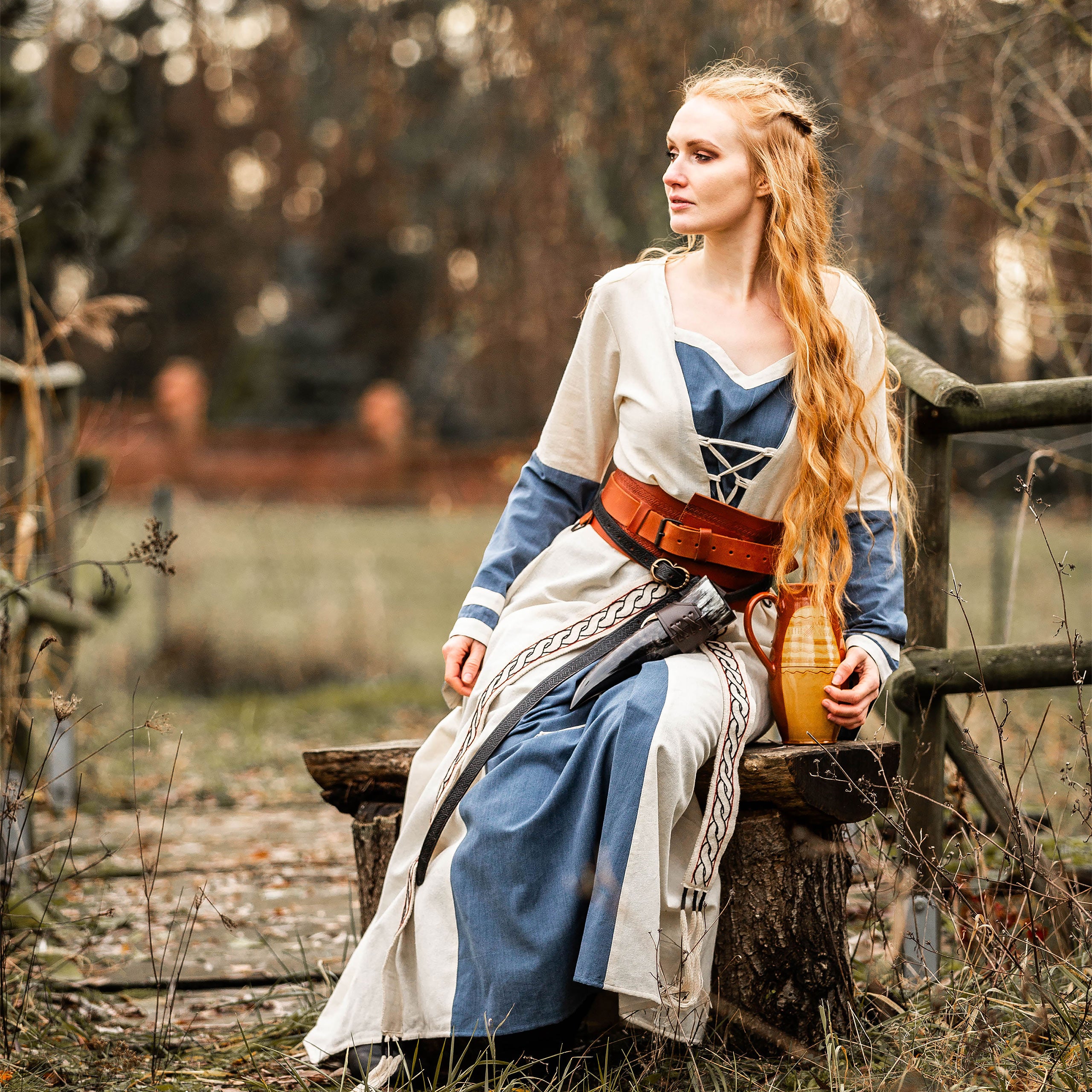 Imagen del producto Vestido medieval con mangas de trompeta azul-natural