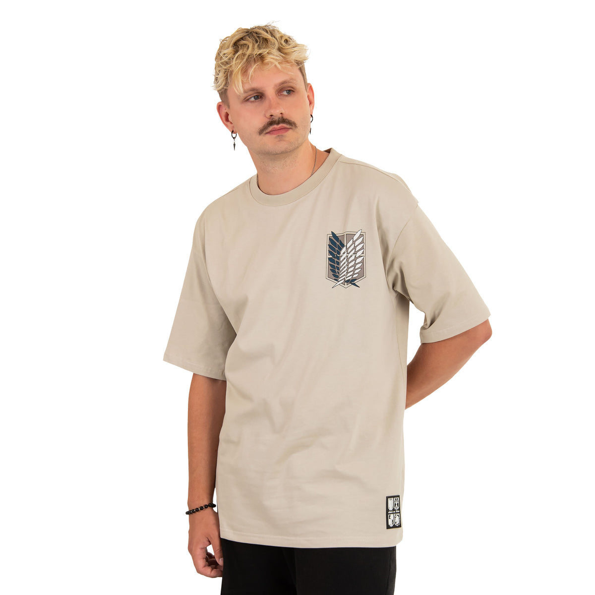 Imagen del producto Attack on Titan - Camiseta oversize beige de grupo
