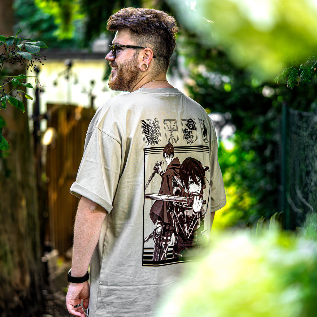 Imagen del producto Attack on Titan - Camiseta oversize beige de grupo