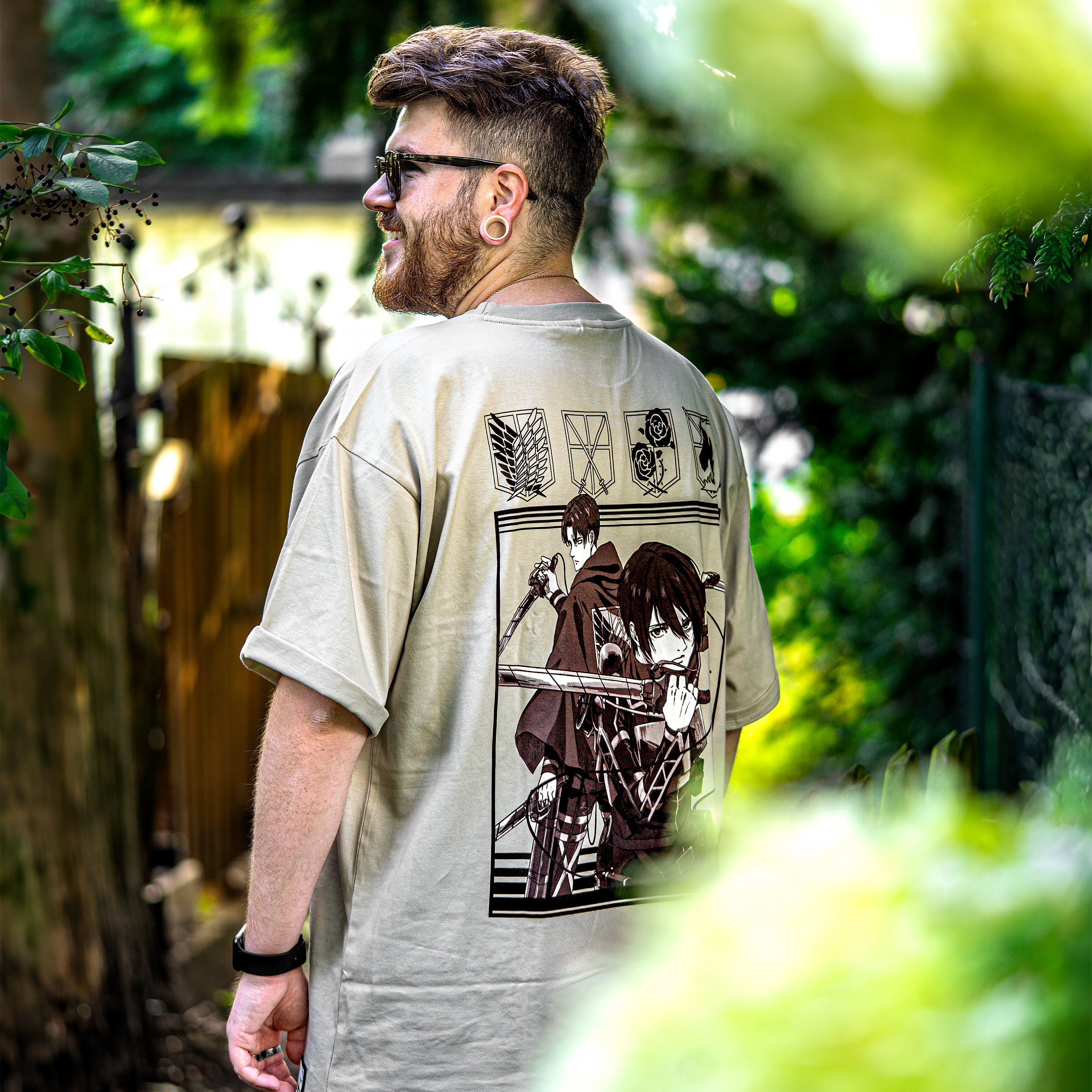 Imagen del producto Attack on Titan - Camiseta oversize beige de grupo