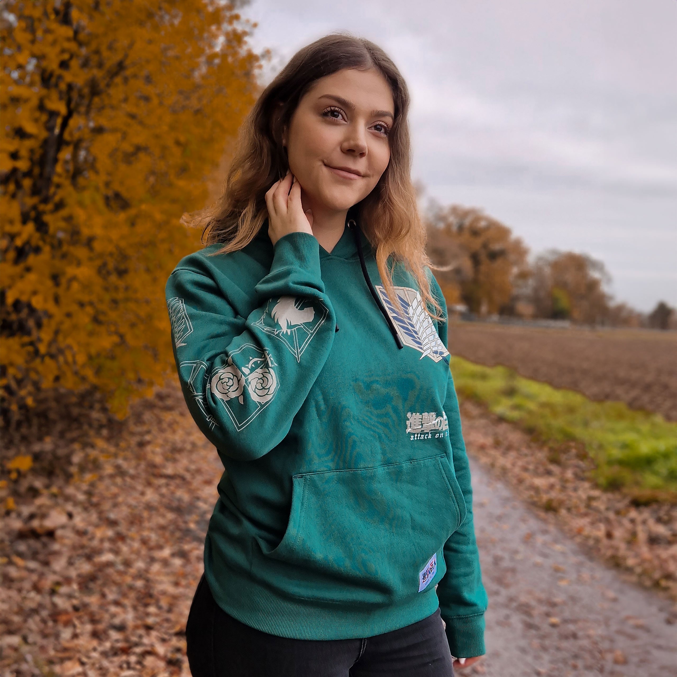 Imagen del producto Hoodie militar verde con símbolo de explorador - Attack on Titan