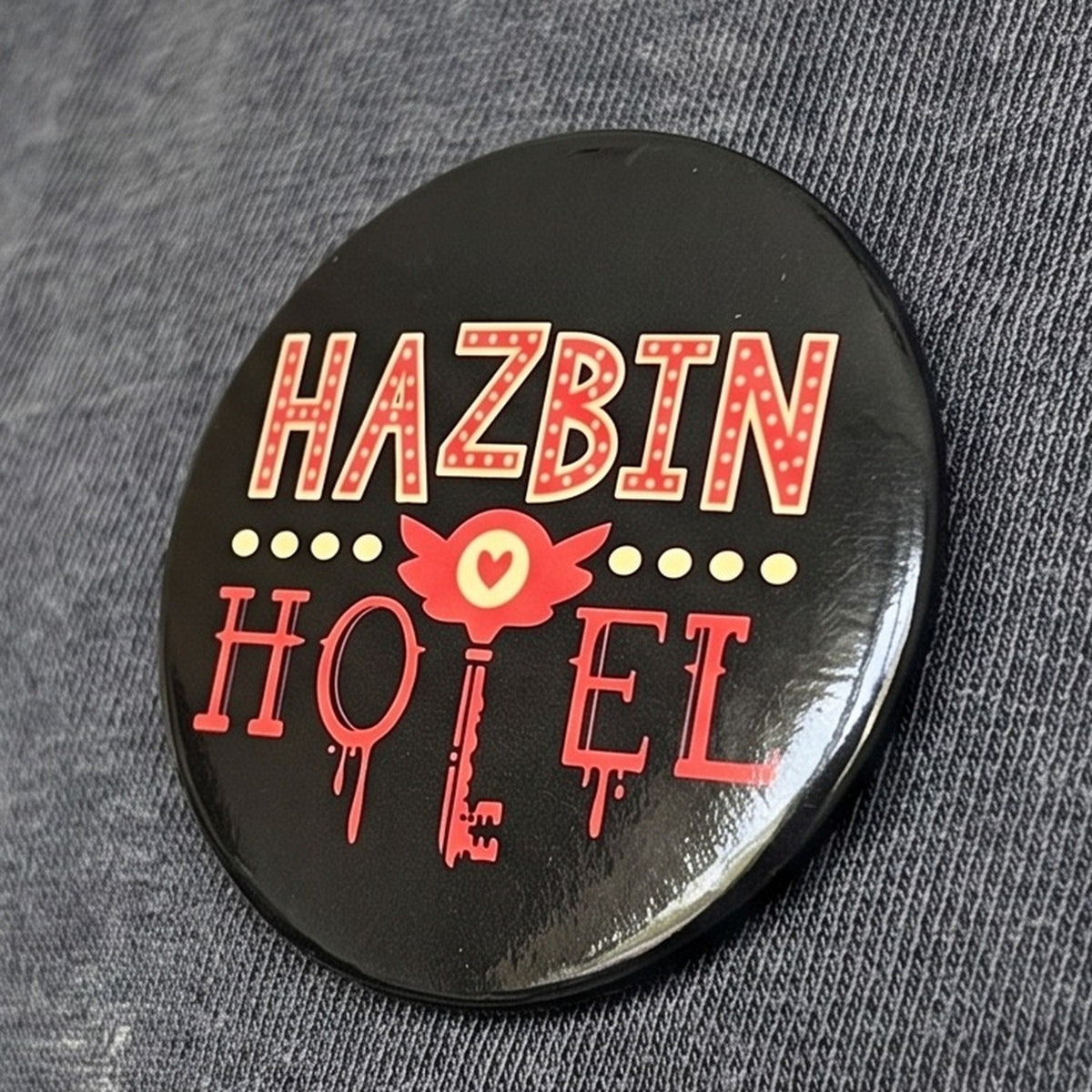Imagen del producto Botón de logotipo para fans de Hazbin Hotel