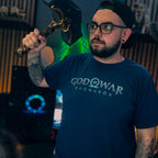 Imagen del producto God of War Ragnarok - Camiseta logo azul