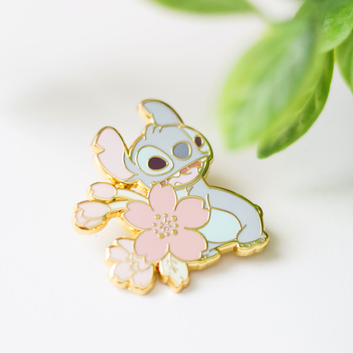 Imagen del producto Lilo & Stitch - Pin Misterioso de Angel y Stitch con Flor de Cerezo