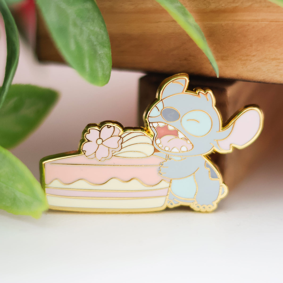 Imagen del producto Lilo & Stitch - Pin Misterioso de Angel y Stitch con Flor de Cerezo