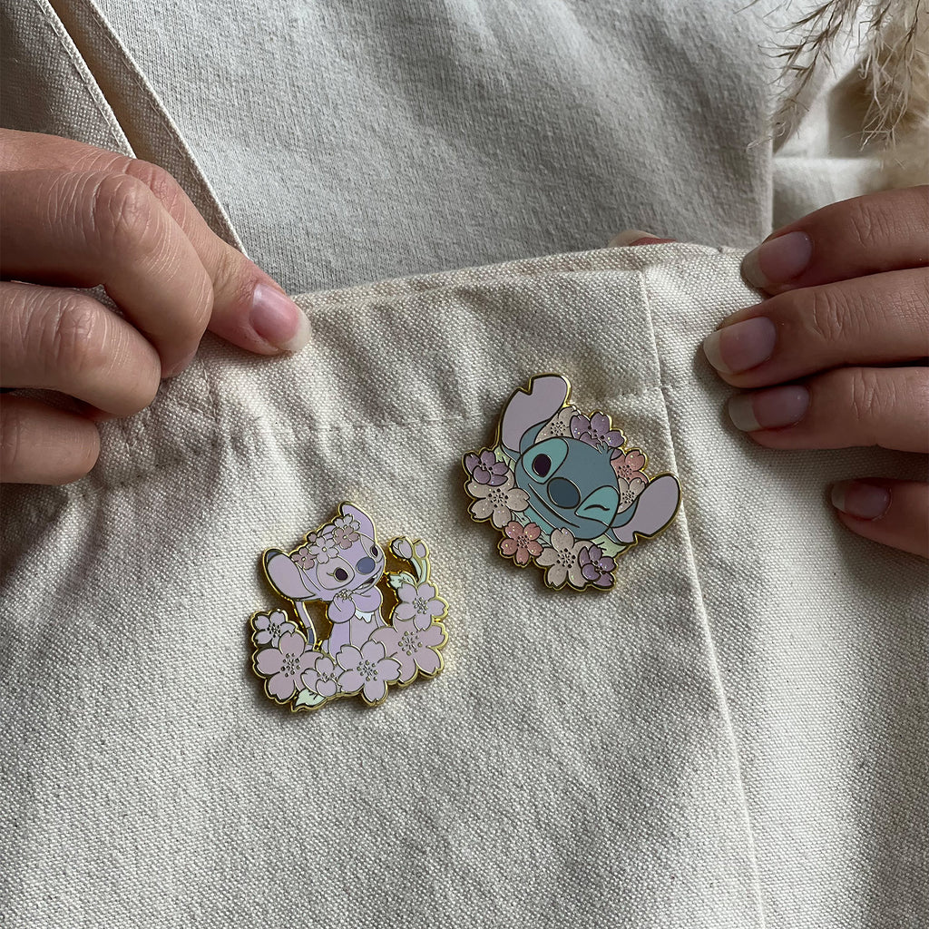 Imagen del producto Lilo & Stitch - Pin Misterioso de Angel y Stitch con Flor de Cerezo