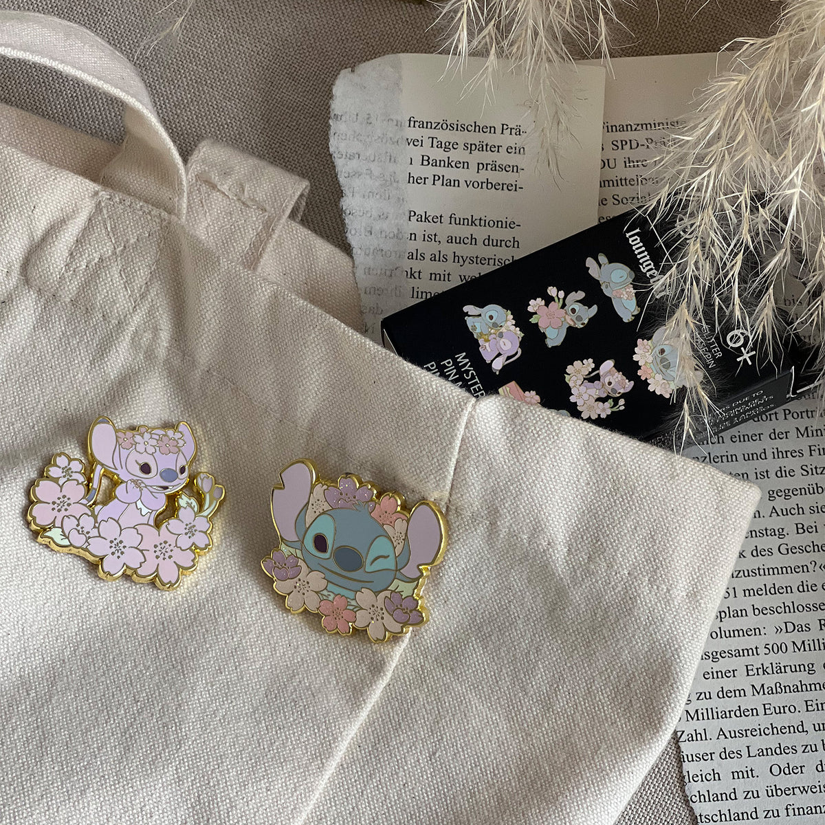 Imagen del producto Lilo & Stitch - Pin Misterioso de Angel y Stitch con Flor de Cerezo