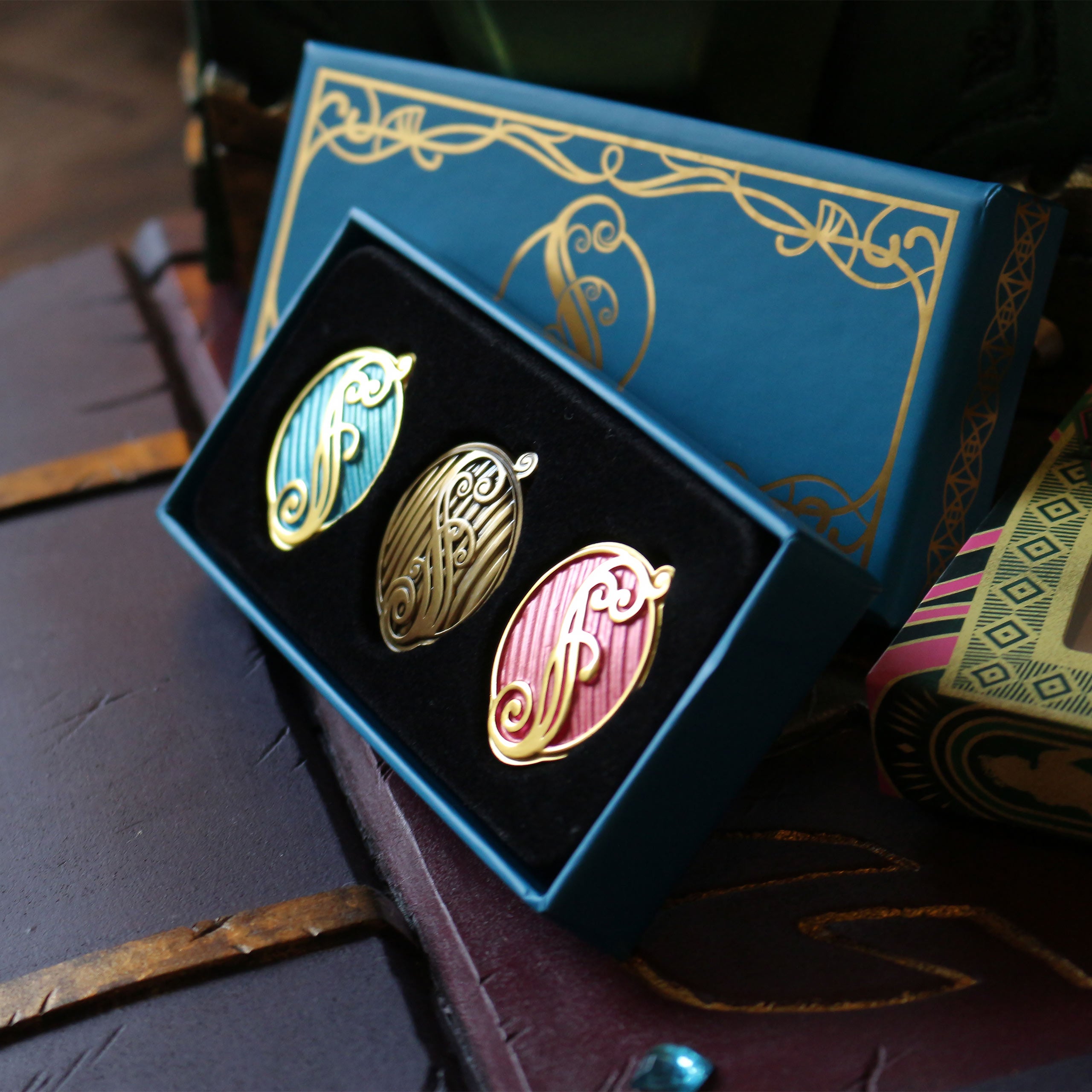 Imagen del producto Wicked - Colección de Pins Shiz Set de 3 Piezas