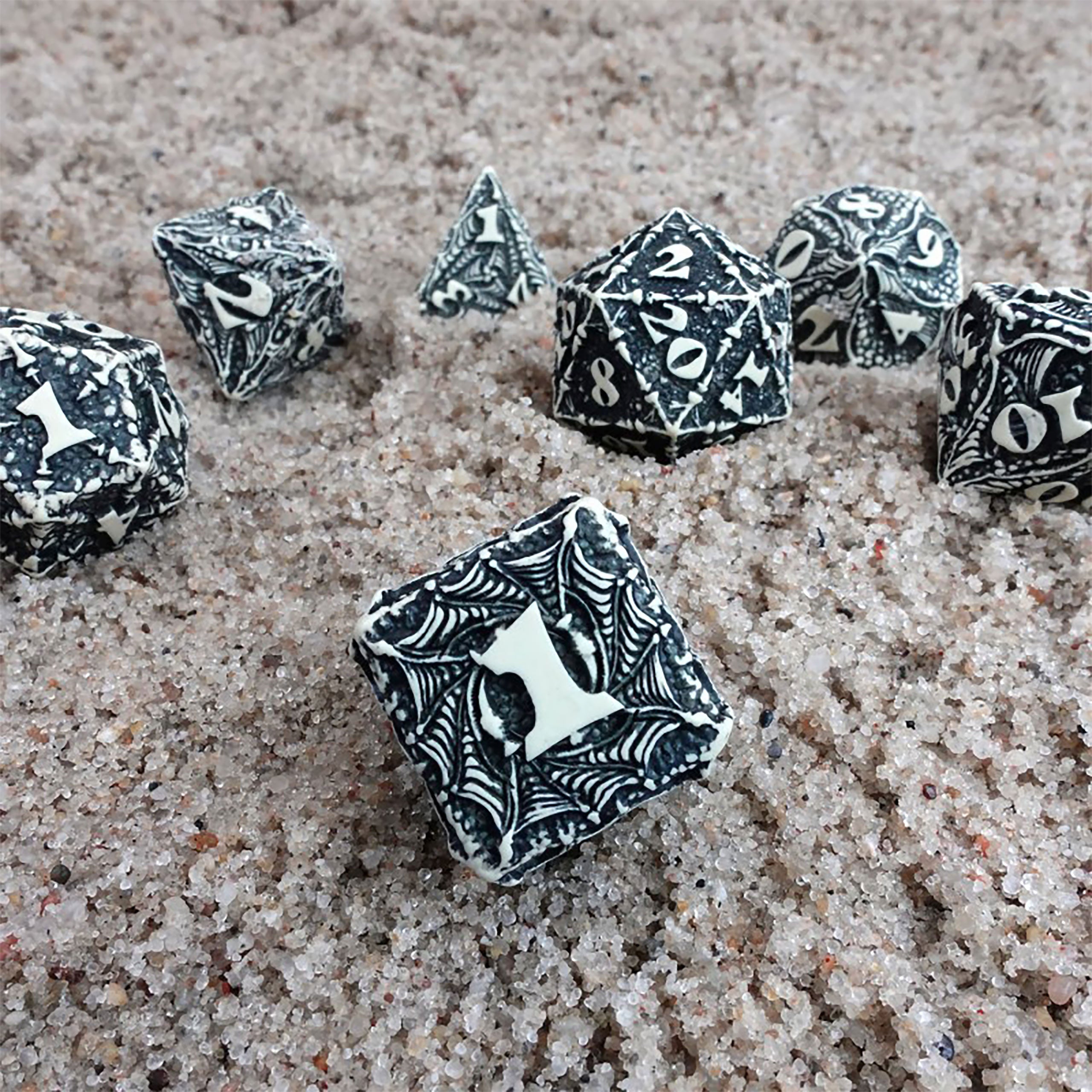 Imagen del producto Dracopolis - El conjunto de dados Blackfang Escandinavo 7pcs