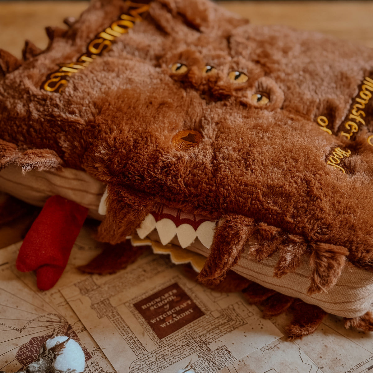 Imagen del producto Peluche del Monstruoso Libro de los Monstruos con sonido - Harry Potter