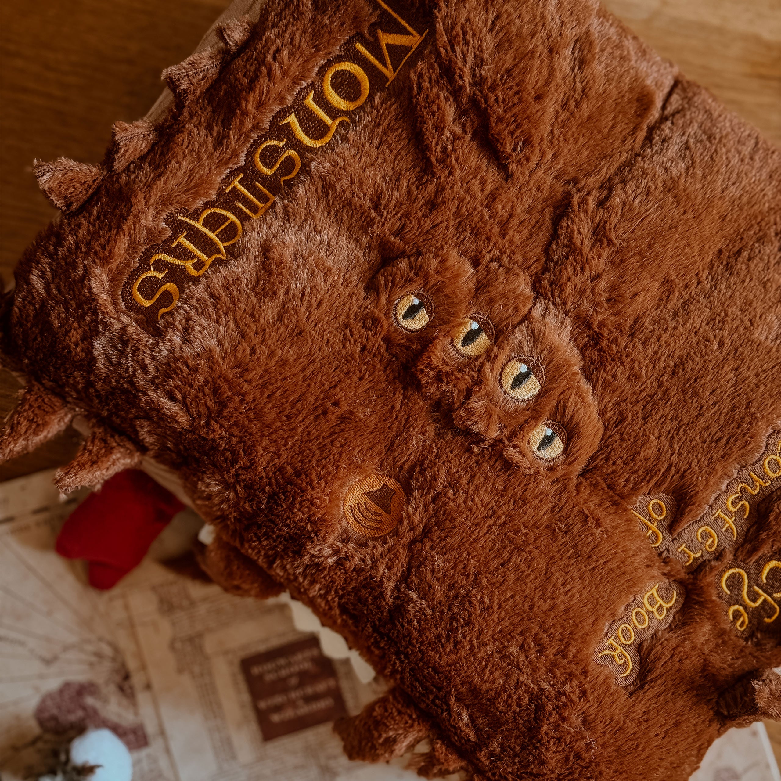 Imagen del producto Peluche del Monstruoso Libro de los Monstruos con sonido - Harry Potter