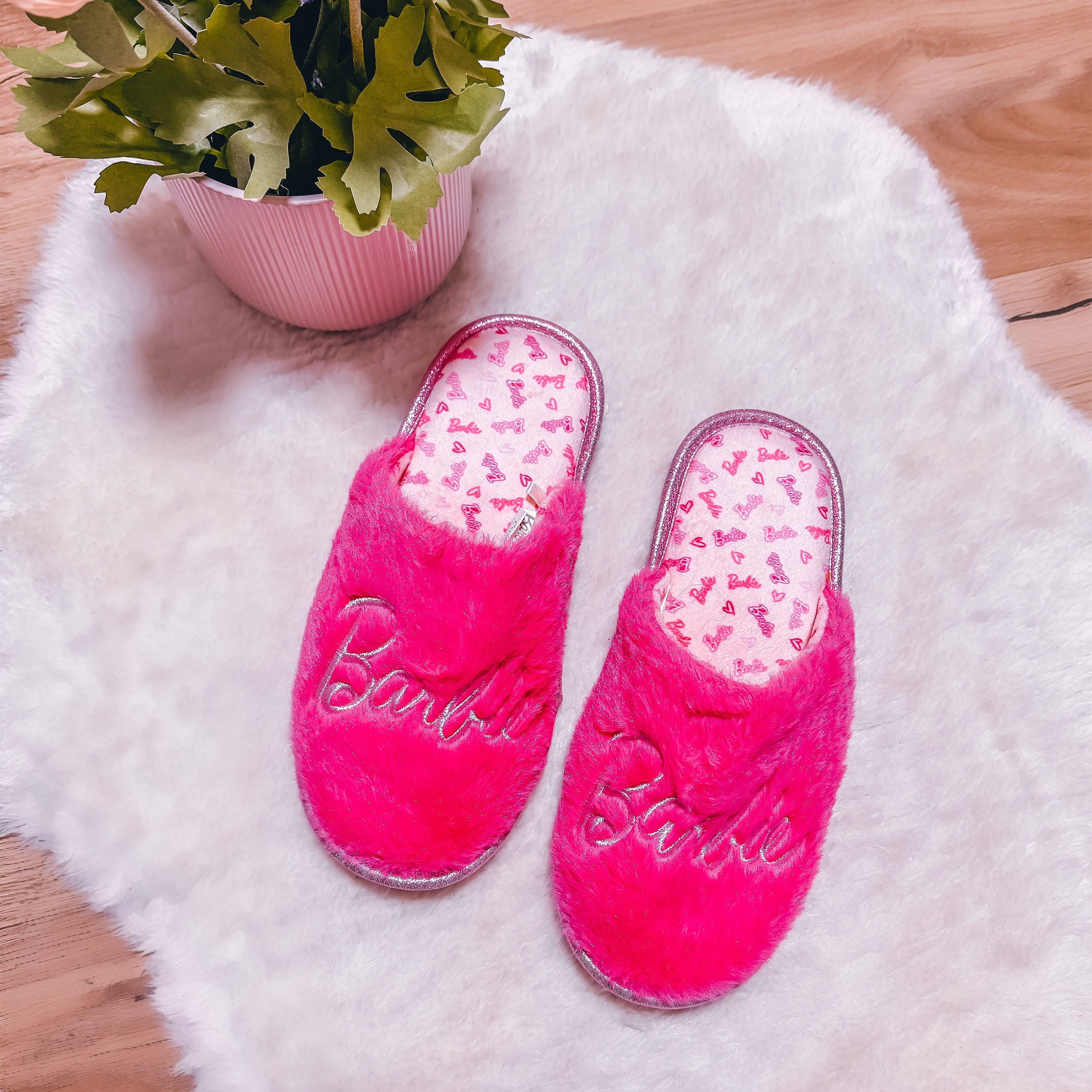 Imagen del producto Barbie - Pantuflas de peluche con logo