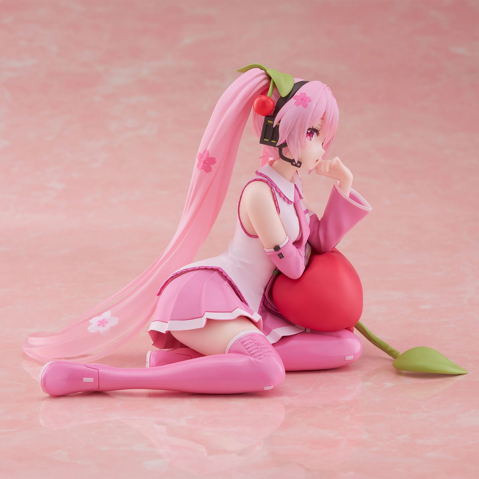 Imagen del producto Hatsune Miku - Figura Sakura Miku Desktop Cute Cherry Cushion Version
