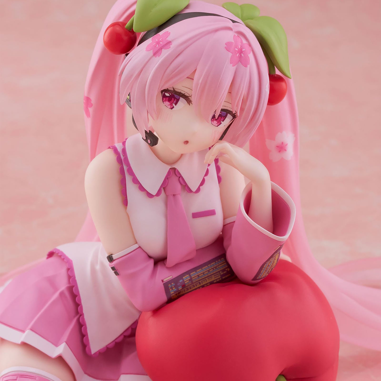 Imagen del producto Hatsune Miku - Figura Sakura Miku Desktop Cute Cherry Cushion Version