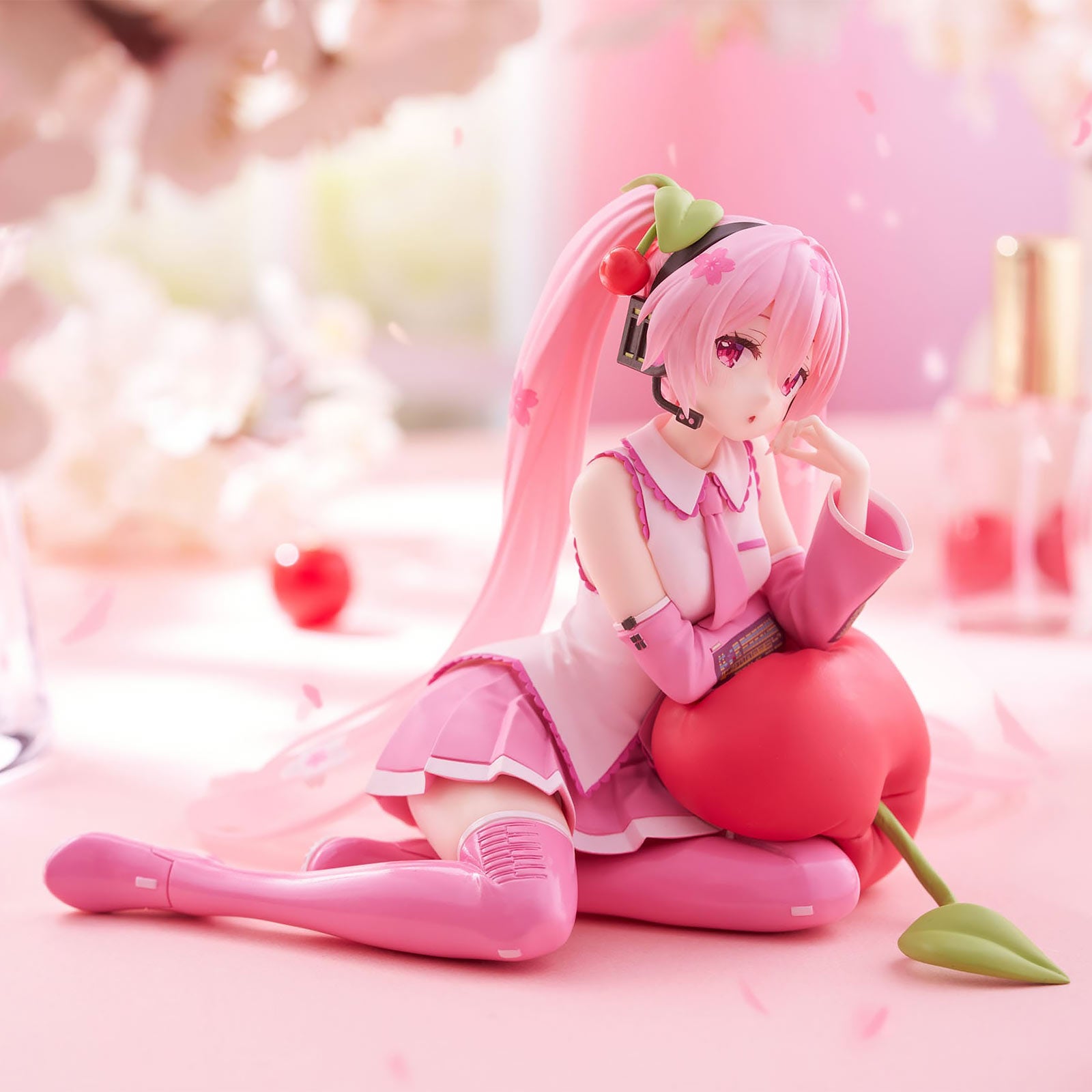 Imagen del producto Hatsune Miku - Figura Sakura Miku Desktop Cute Cherry Cushion Version