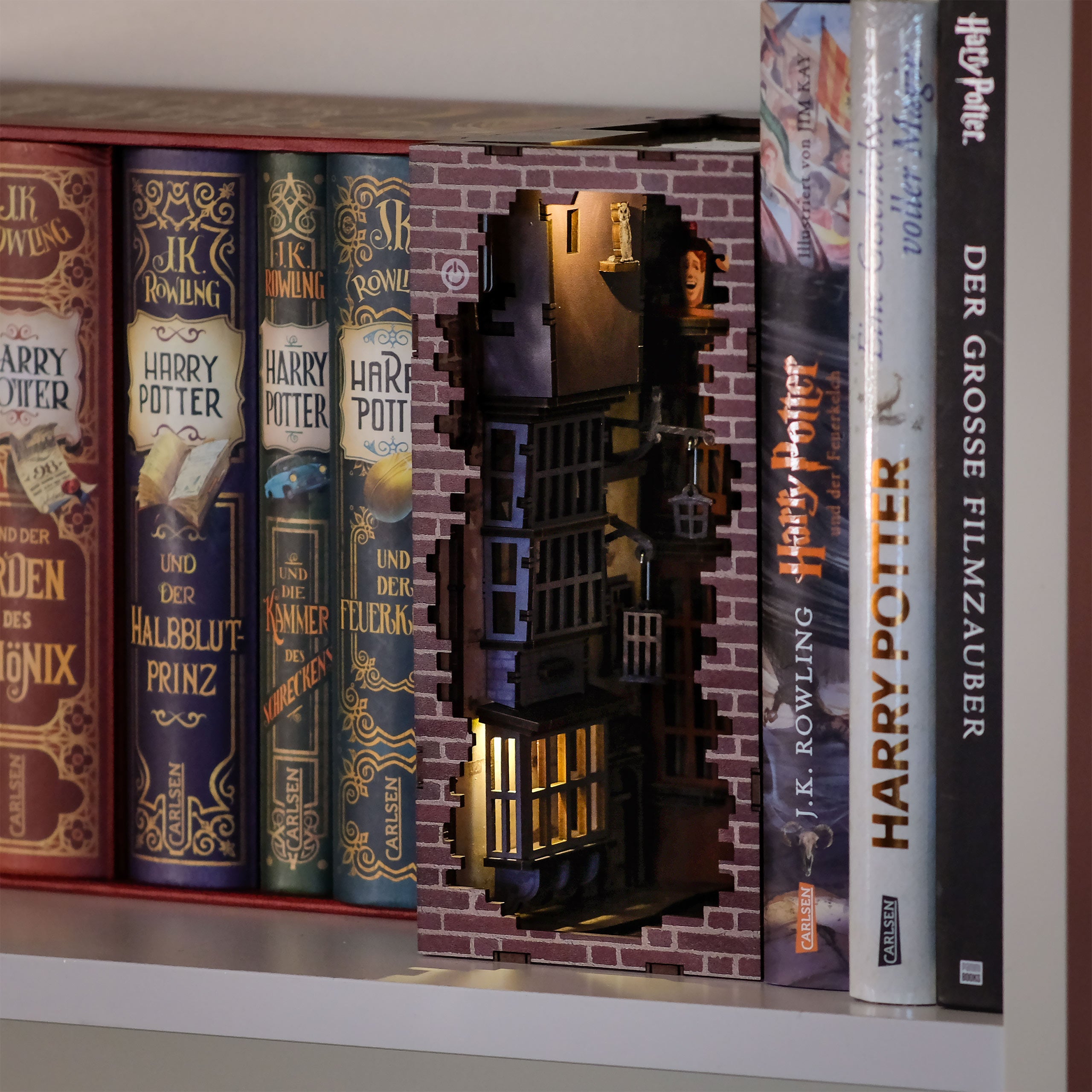Product image Harry Potter - Diagon Alley Book Nook Model Kit Wood