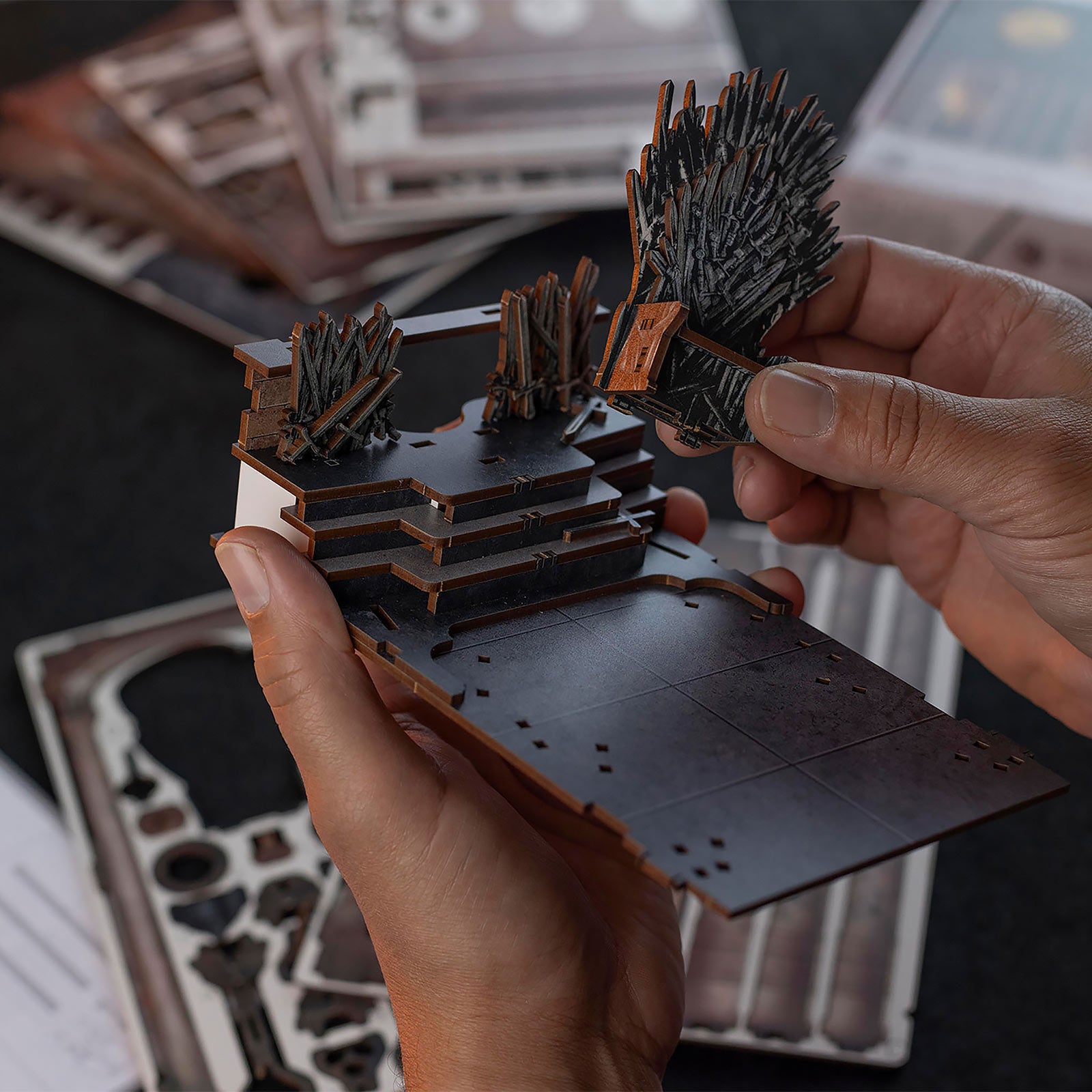 Imagen del producto Game of Thrones - Trono de Hierro Book Nook Kit de maqueta de madera