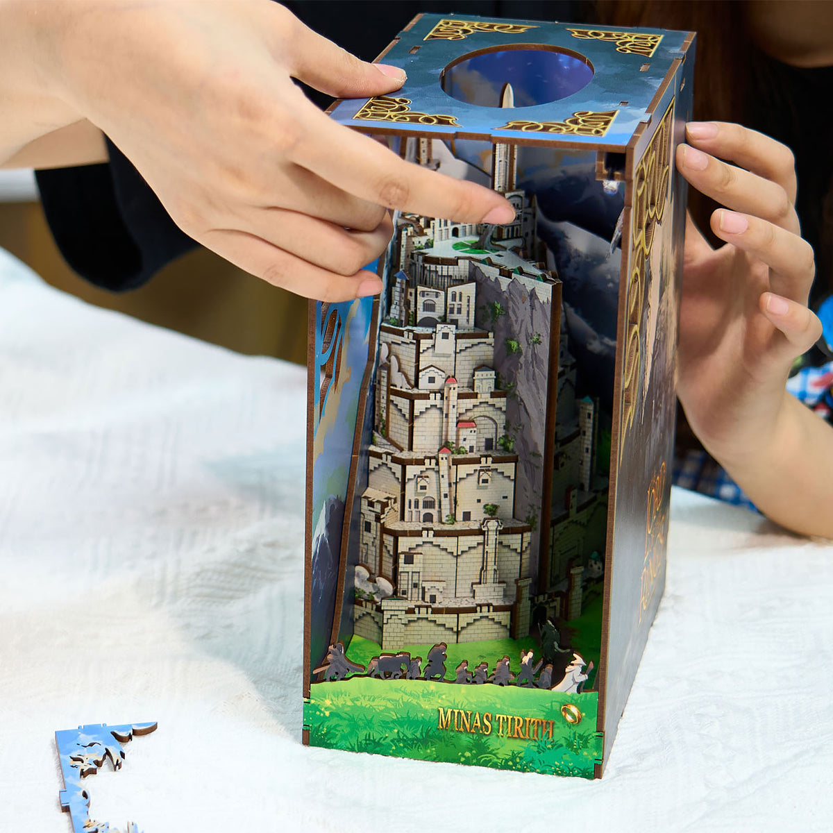 Imagen del producto El Señor de los Anillos - Minas Tirith Book Nook kit de maqueta de madera