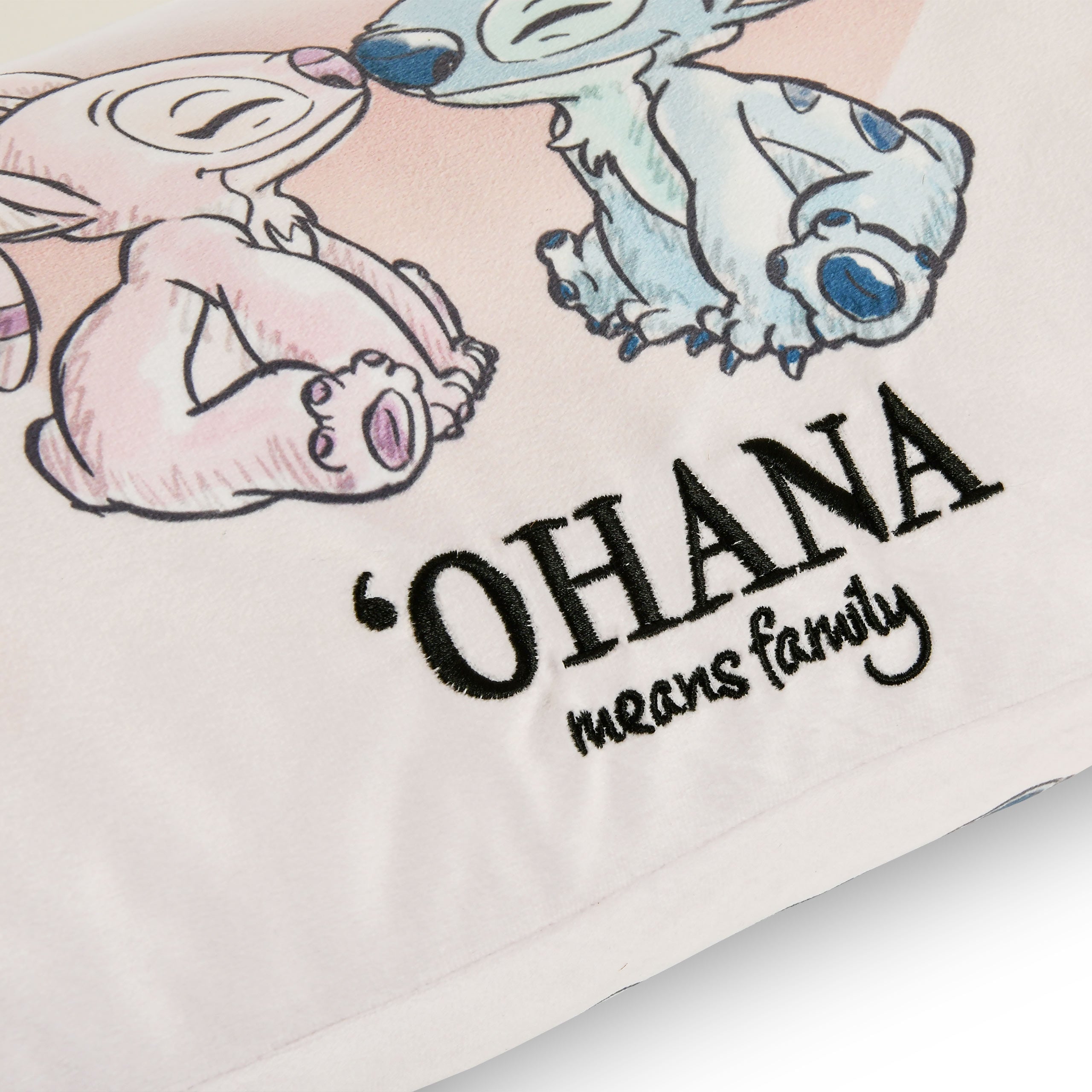 Imagen del producto Stitch y Angel Ohana Means Family - Cojín