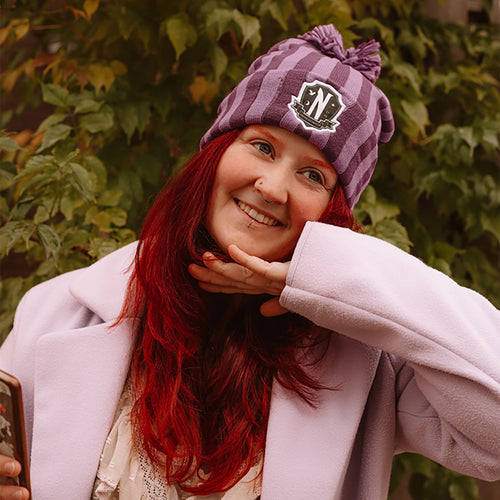 Imagen del producto Wednesday - Gorro con pompón con logo de Nevermore