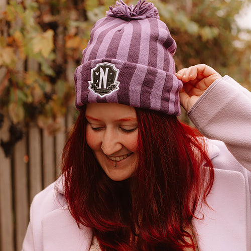 Imagen del producto Wednesday - Gorro con pompón con logo de Nevermore