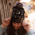 Imagen del producto Wednesday - Gorro Midnight con pompón