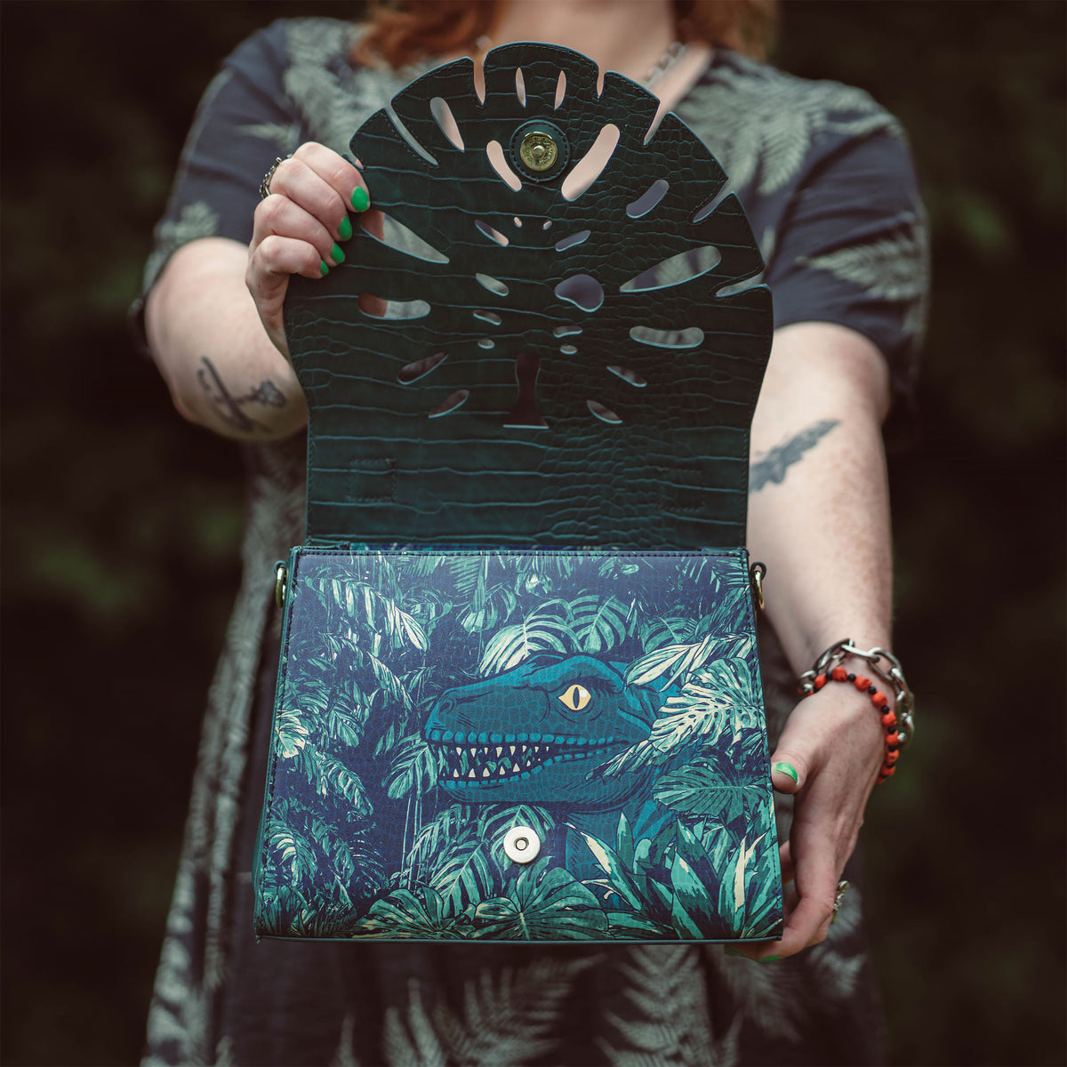 Imagen del producto Bolso Bandolera Velociraptor Glow in the Dark - Jurassic World