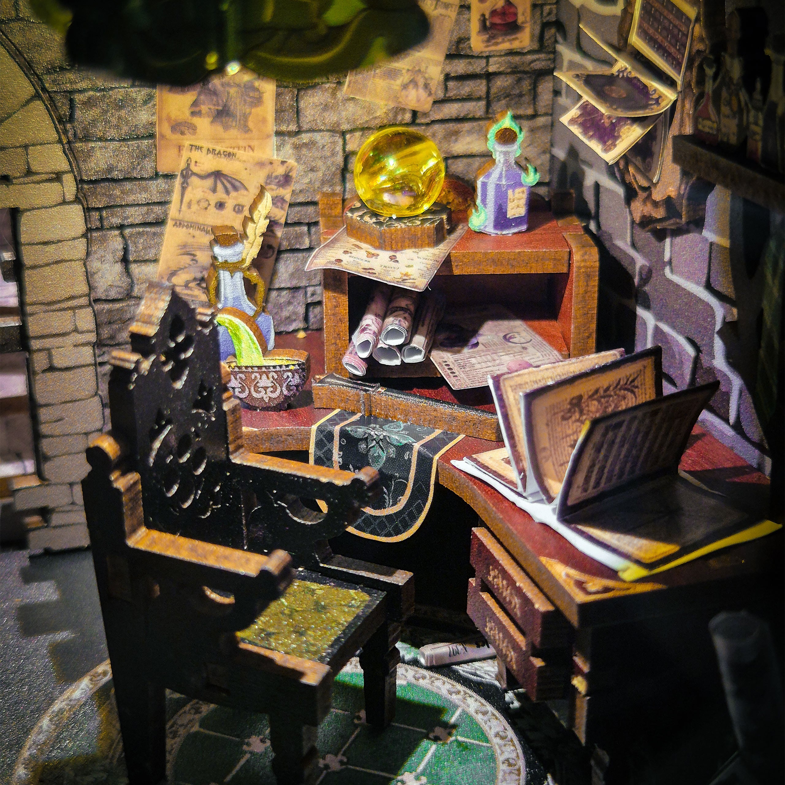 Imagen del producto Darkness Common Room Book Nook - kit de maqueta de madera para fans de Harry Potter