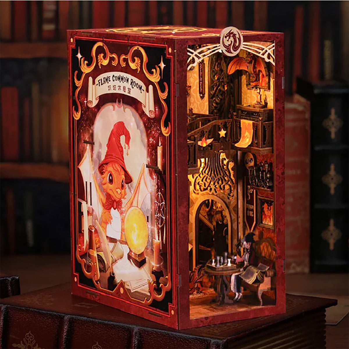 Imagen del producto Book Nook Flame Common Room kit de maqueta de madera para fans de Harry Potter