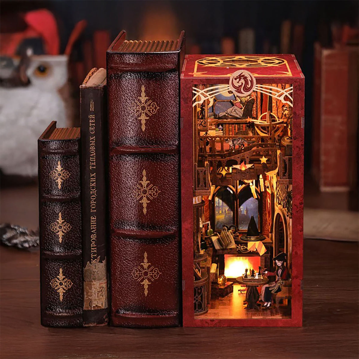 Imagen del producto Book Nook Flame Common Room kit de maqueta de madera para fans de Harry Potter