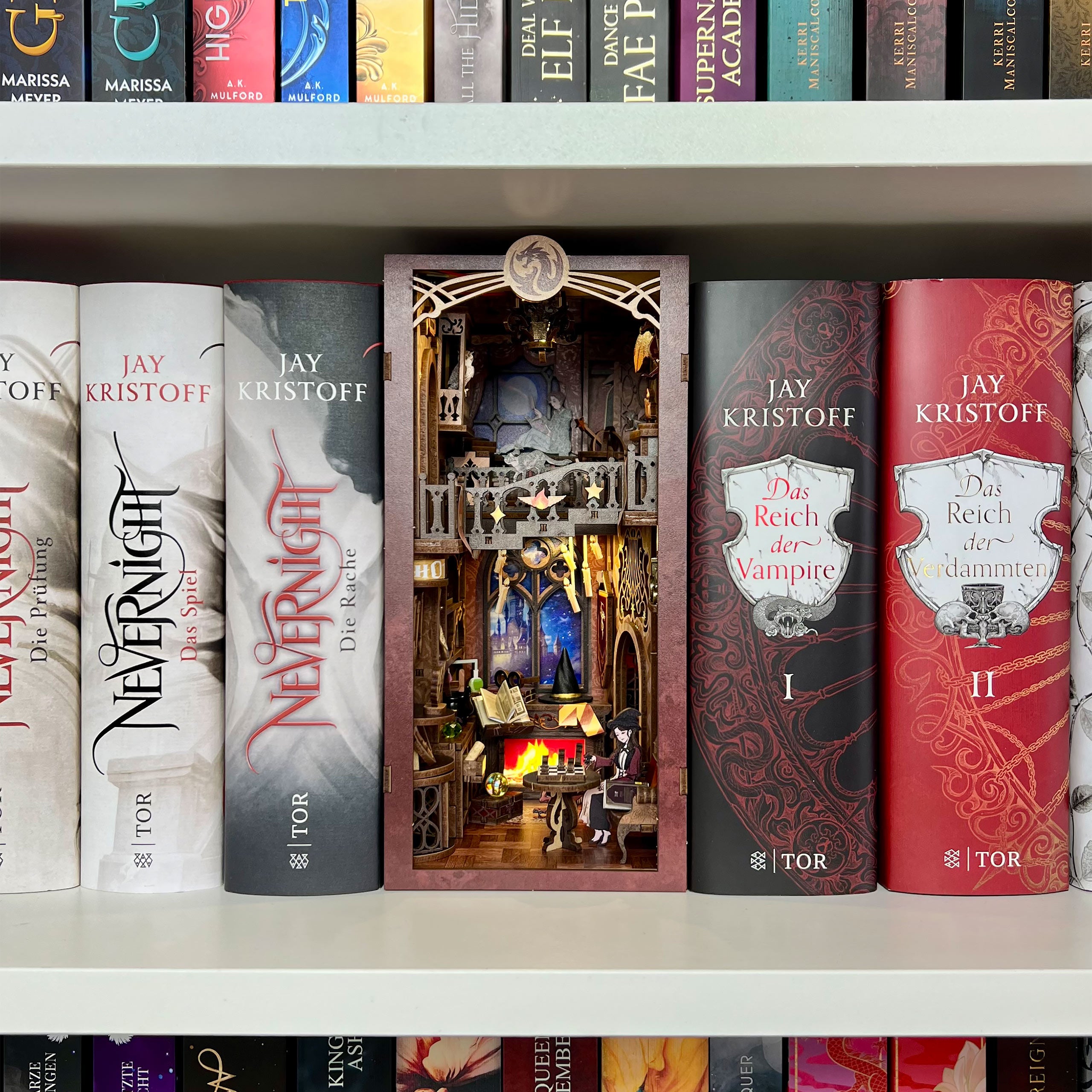 Imagen del producto Book Nook Flame Common Room kit de maqueta de madera para fans de Harry Potter
