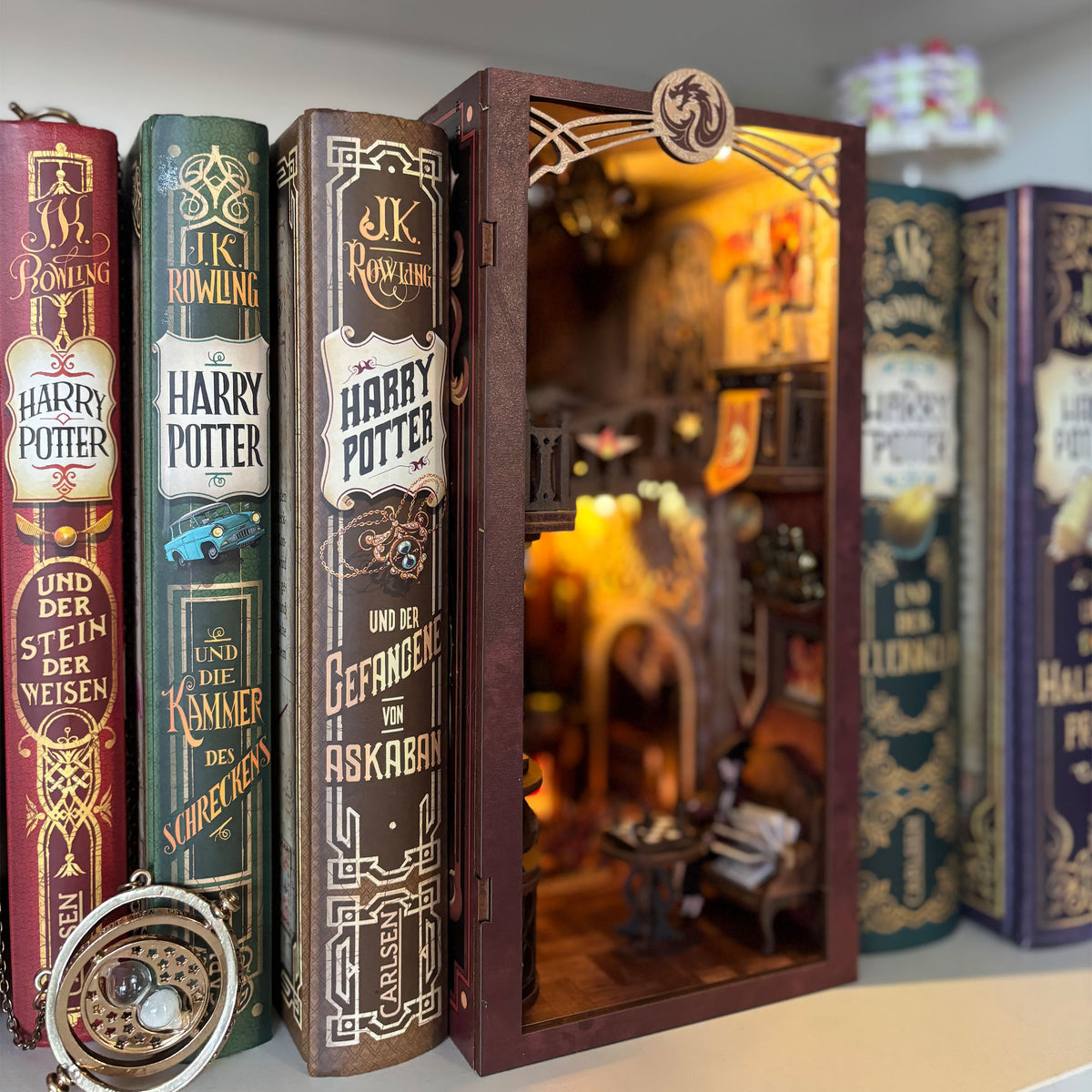 Imagen del producto Book Nook Flame Common Room kit de maqueta de madera para fans de Harry Potter