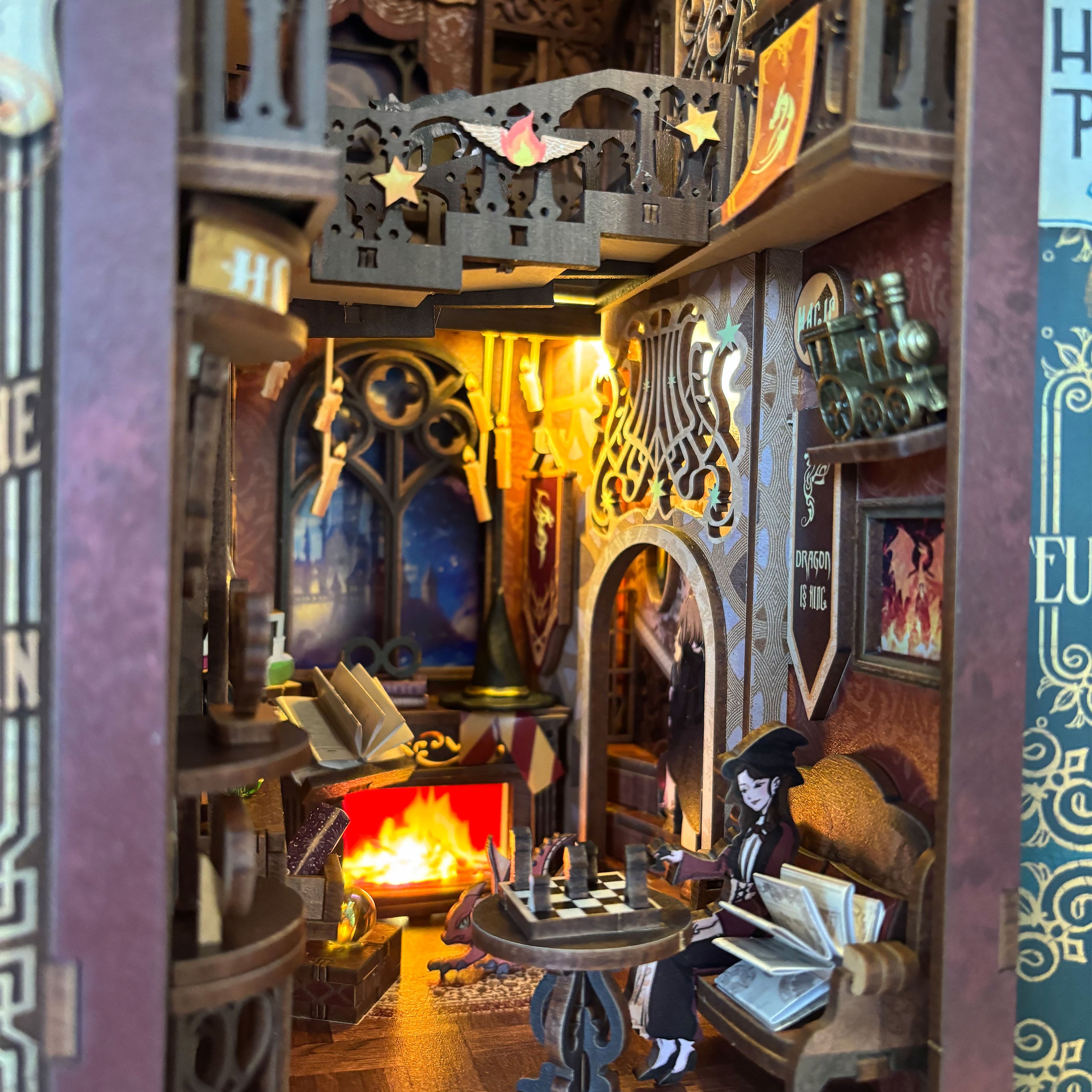 Imagen del producto Book Nook Flame Common Room kit de maqueta de madera para fans de Harry Potter