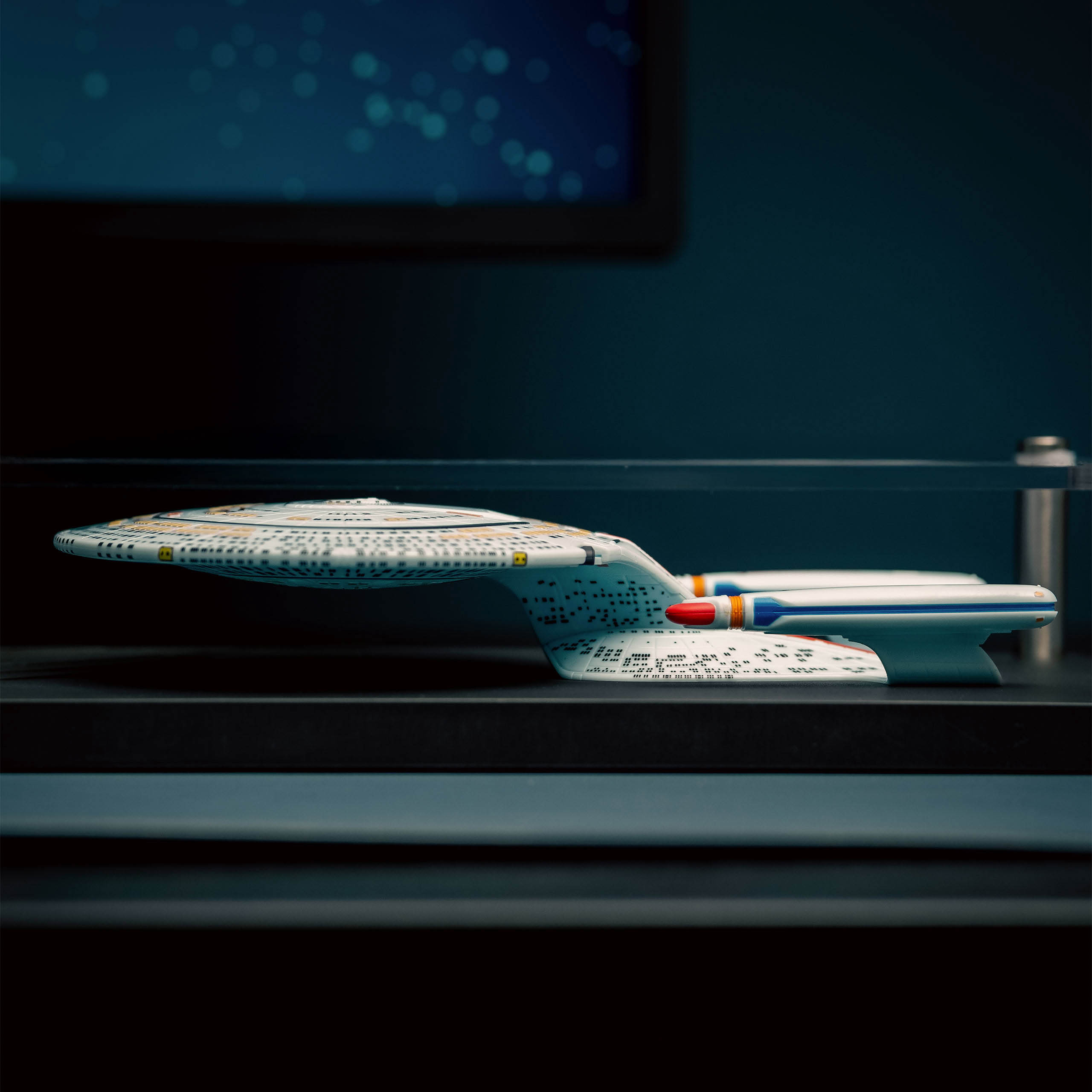 Imagen del producto Placa de pared Enterprise NCC-1701-D con réplica de modelo - Star Trek