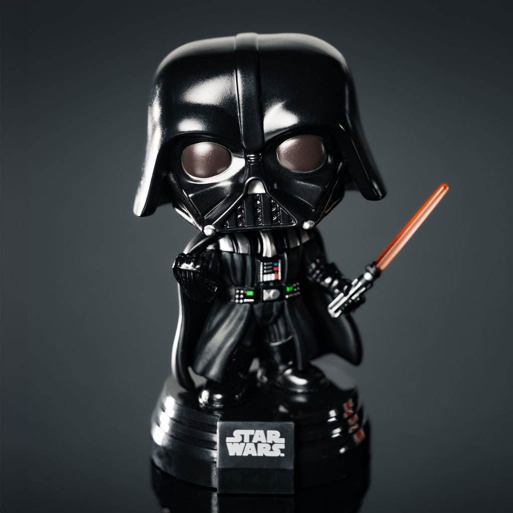 Imagen del producto Figura Funko Pop de Darth Vader con cabeza oscilante, luz y sonido - Star Wars