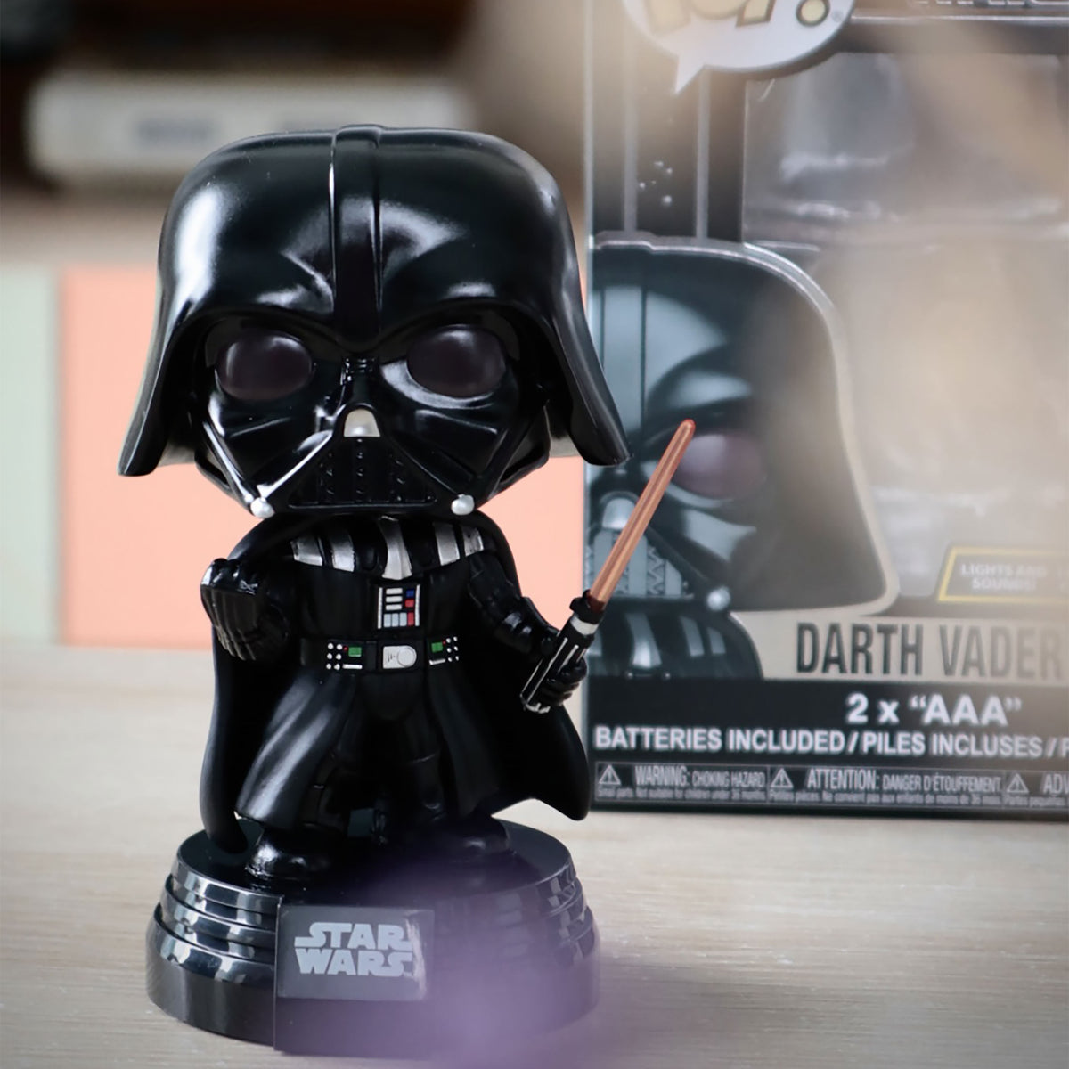 Imagen del producto Figura Funko Pop de Darth Vader con cabeza oscilante, luz y sonido - Star Wars