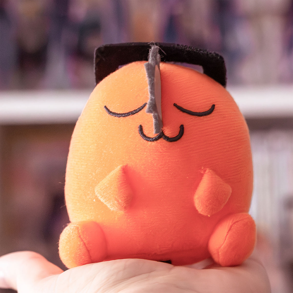 Imagen del producto Chainsaw Man - Pochita Sentado Figura de Peluche Misteriosa