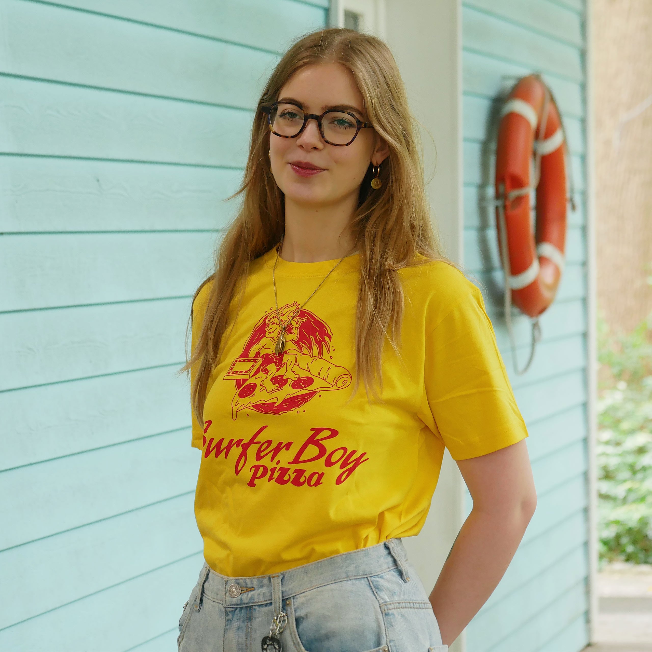 Imagen del producto Stranger Things - Camiseta Surfer Boy Pizza amarilla