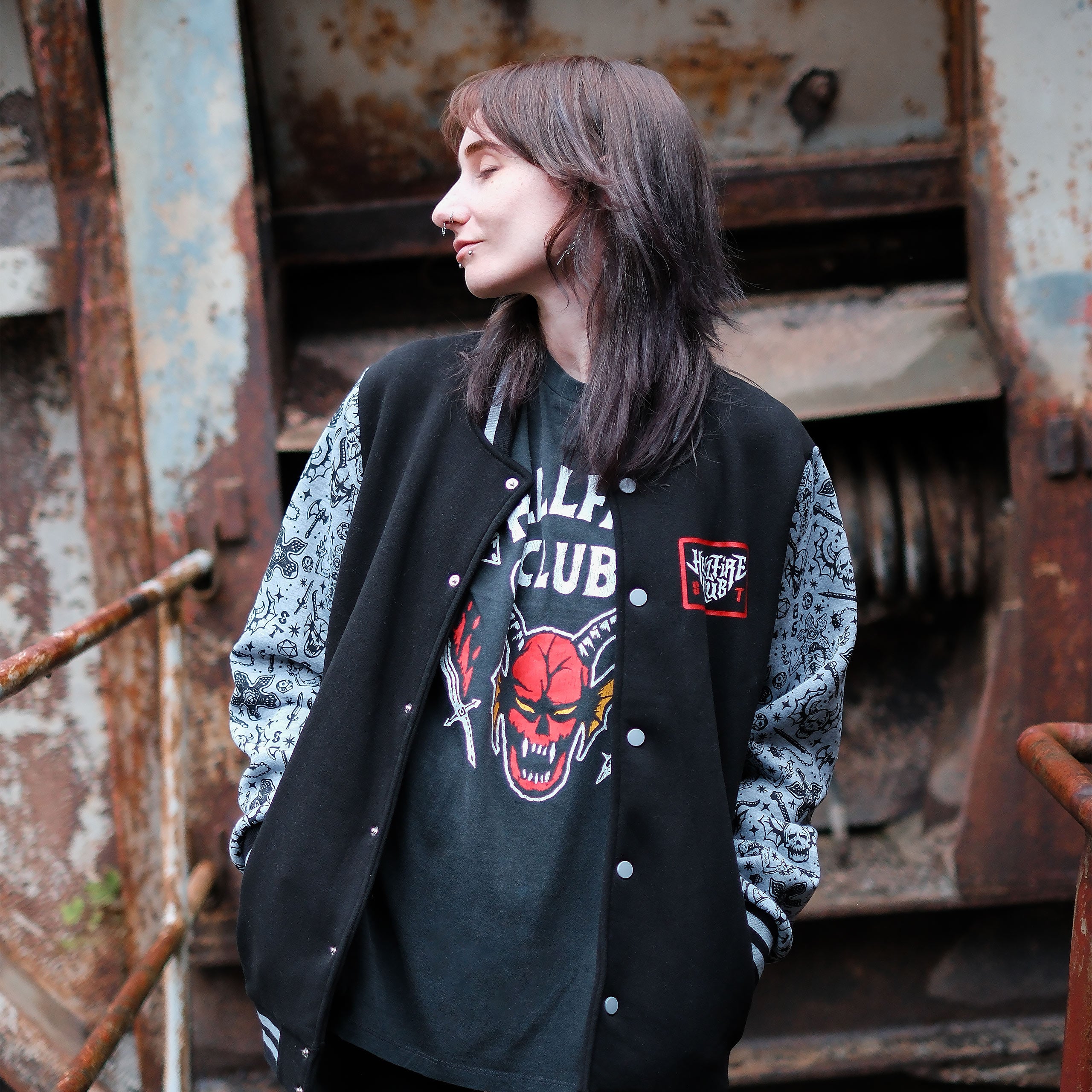 Imagen del producto Stranger Things - Camiseta Hellfire Club gris