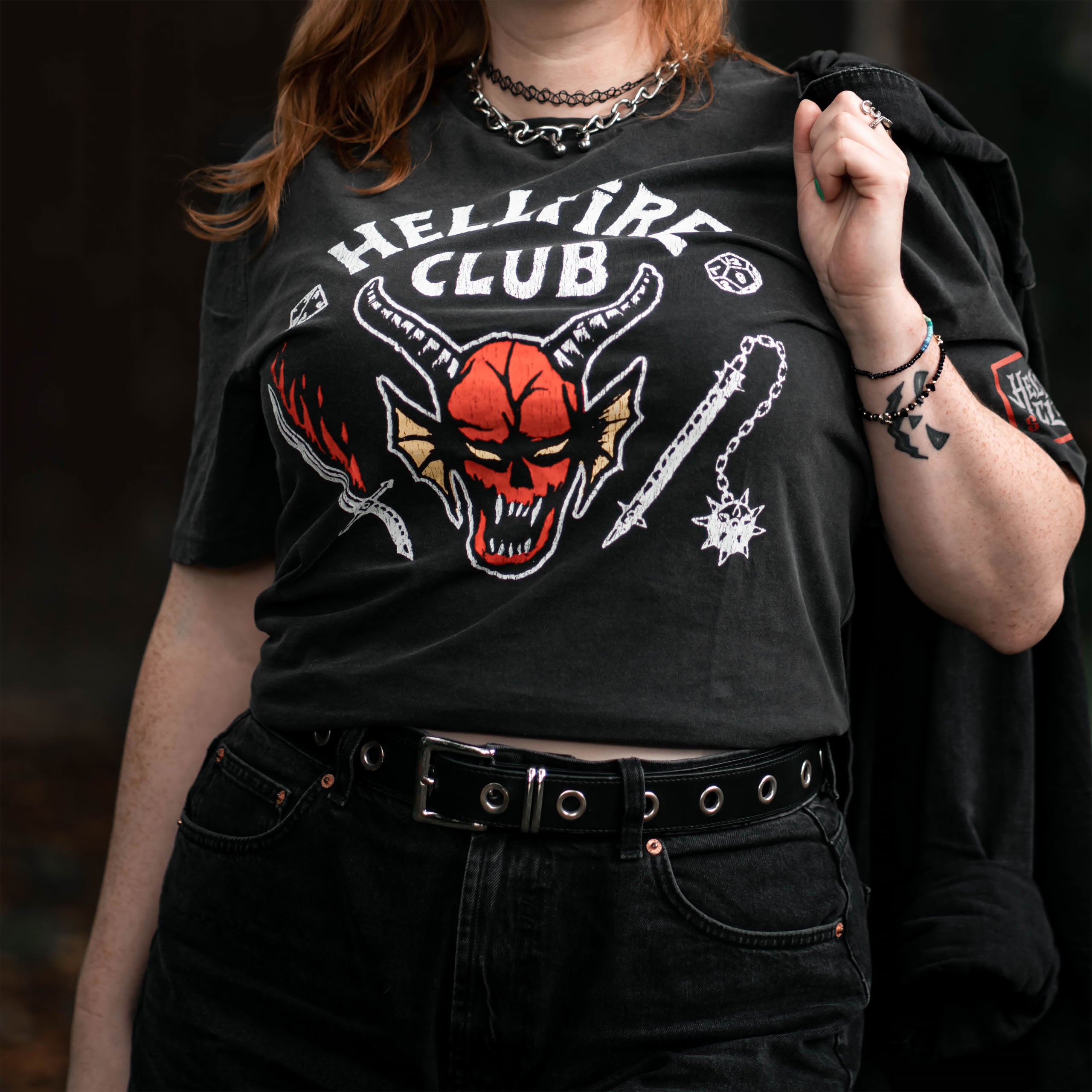 Imagen del producto Stranger Things - Camiseta Hellfire Club gris