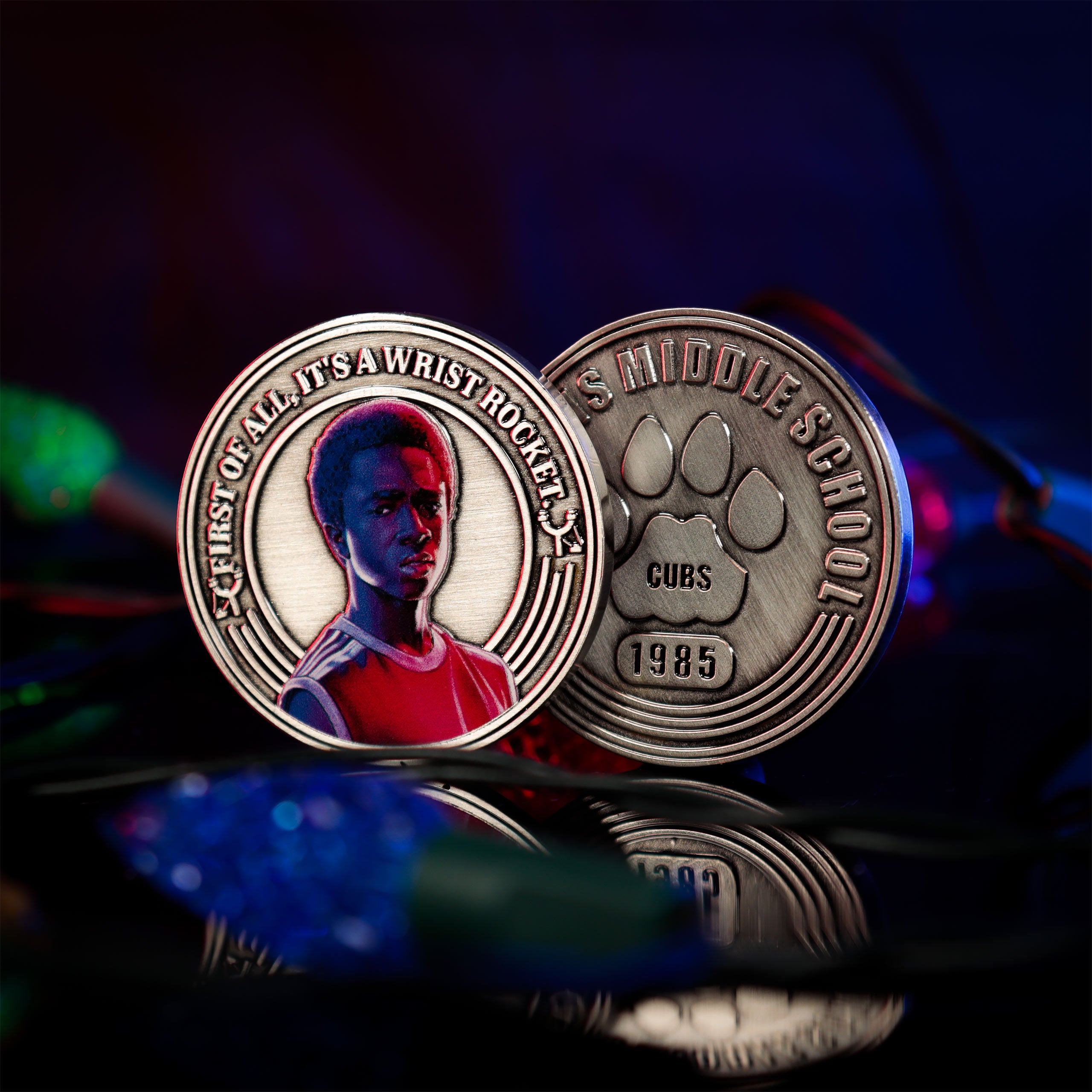 Imagen del producto Stranger Things - Álbum de monedas coleccionables de Hawkins Middle School