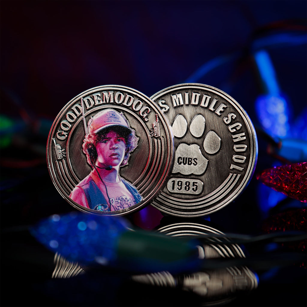 Imagen del producto Stranger Things - Álbum de monedas coleccionables de Hawkins Middle School