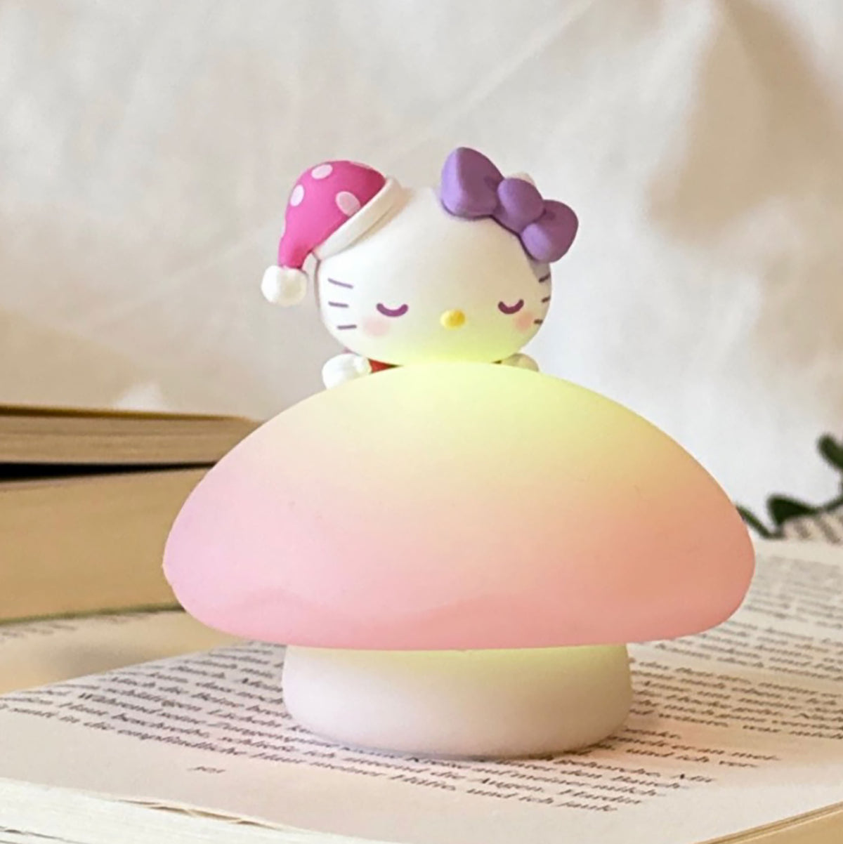 Imagen del producto Hello Kitty and Friends - Figura sorpresa YuMe Little Mushroom luz nocturna