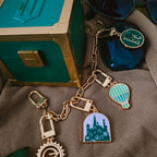 Imagen del producto Wicked - Maleta Emerald City con pulsera de charms