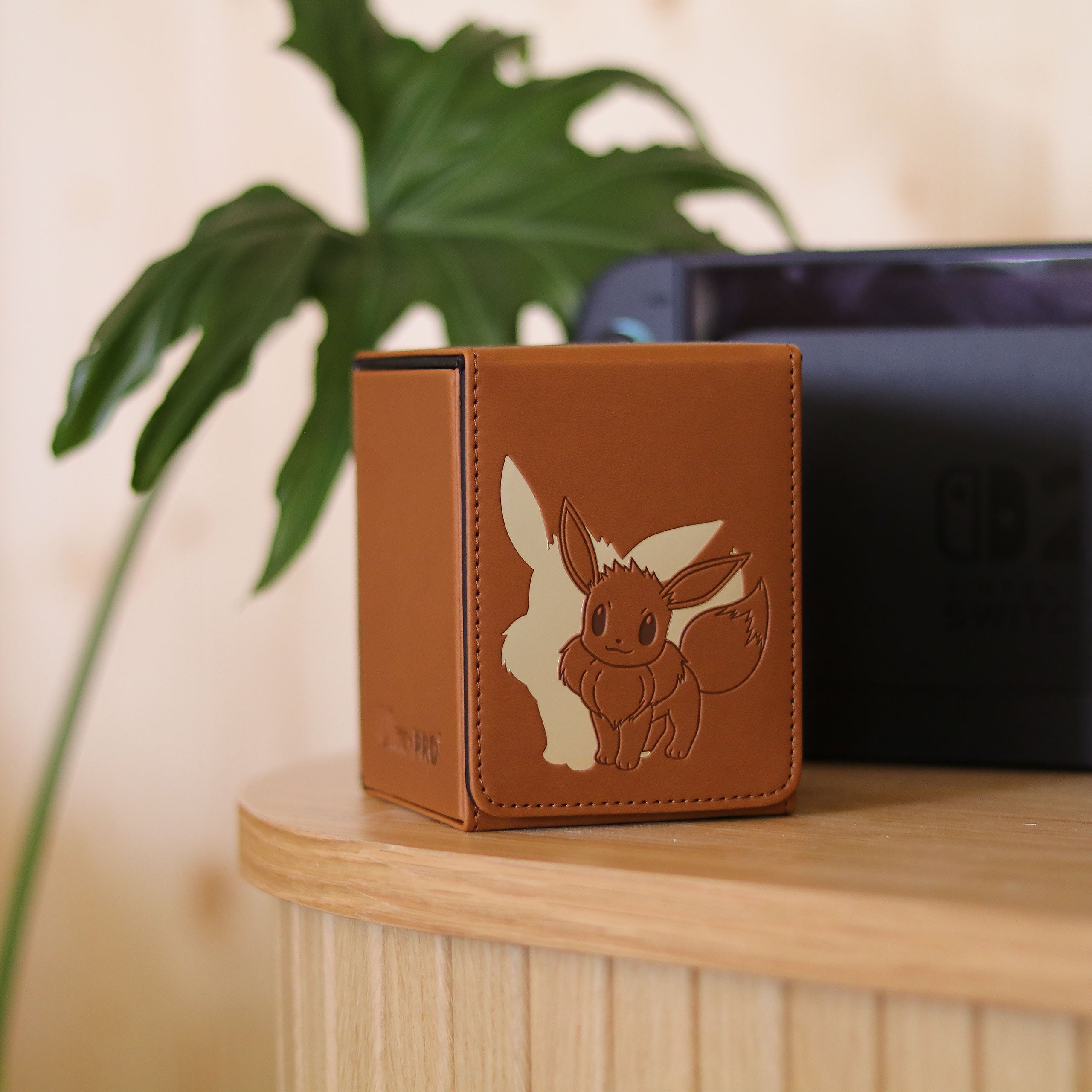Imagen del producto Pokémon - Ultra Pro: Caja Alcove Flip Eevee para 100 cartas coleccionables