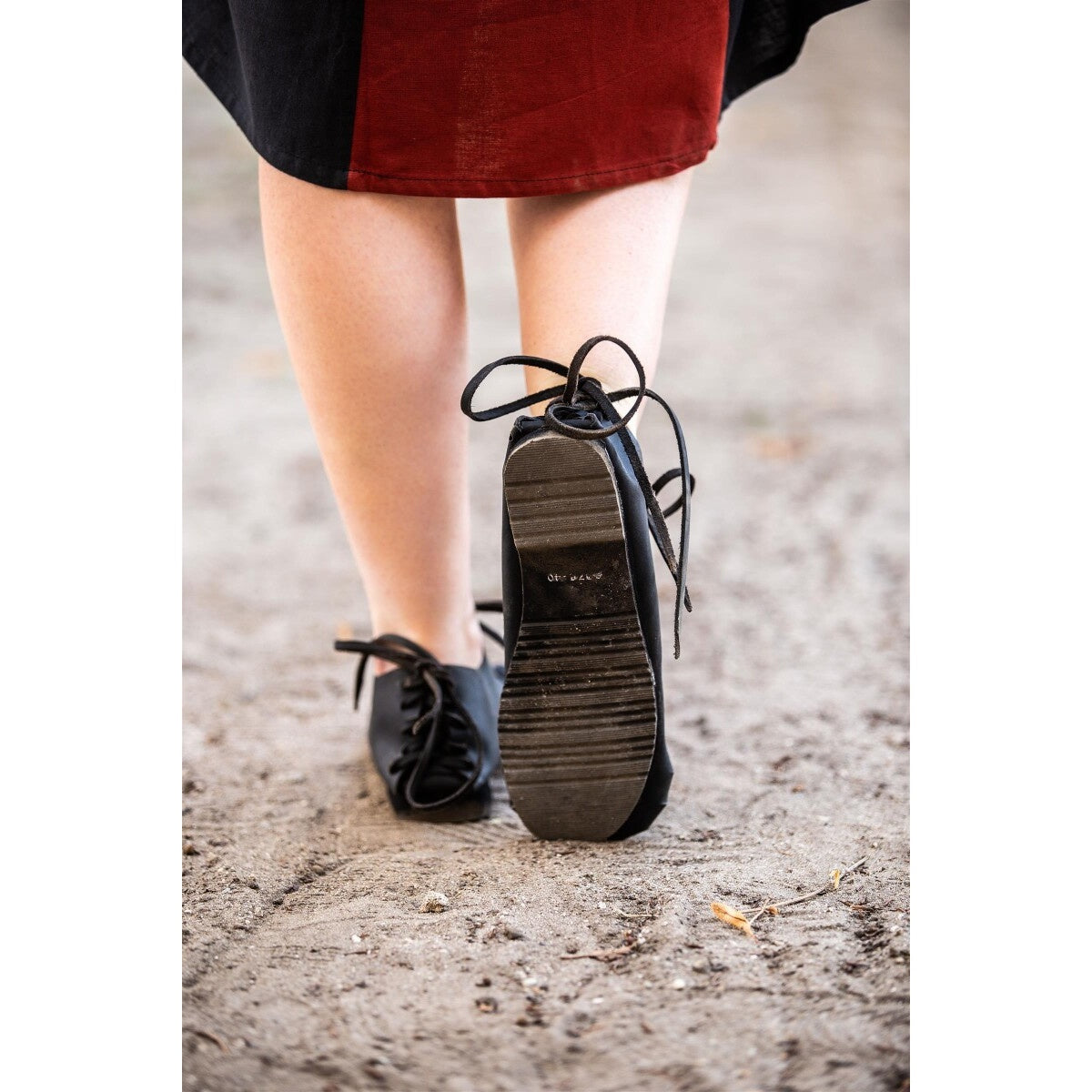 Imagen del producto Zapatos medievales de cordones de cuero nobuck negro