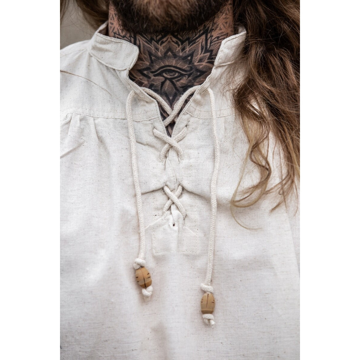 Imagen del producto Camisa medieval con cuello alto y cordones Louis sin mangas beige