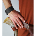 Imagen del producto Brazalete medieval de cuero con grabado celta negro