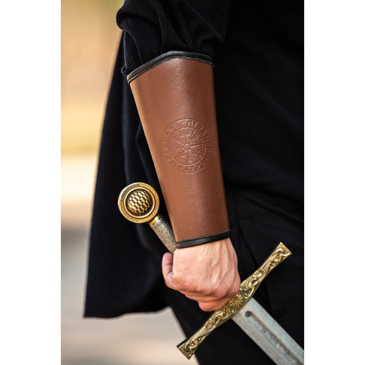 Imagen del producto Brazalete de cuero medieval Ottar con grabado Vegvisir marrón