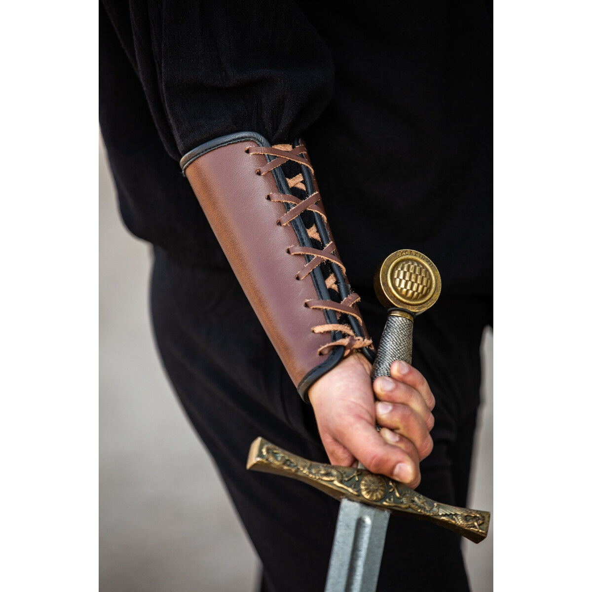 Imagen del producto Brazalete de cuero medieval Ottar con grabado Vegvisir marrón